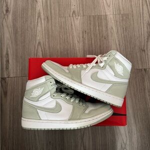 Jordan 1 Seafoam green women’s 8.5 men’s 7